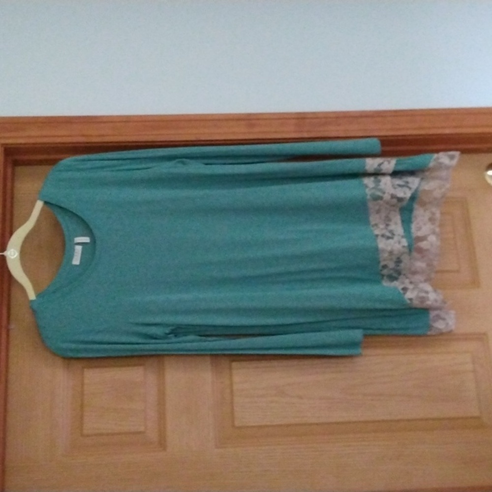 LORI GOLDSTEIN LONG SLEEVE,LACE TRIM,SCOOP NECK TUNIC TOP. MEDIUM